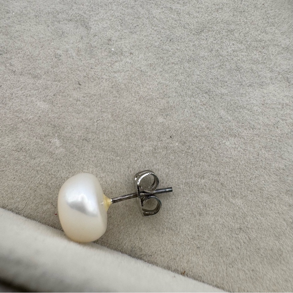 W#2 | Pearl Stud Earring - Picture 3 of 3
